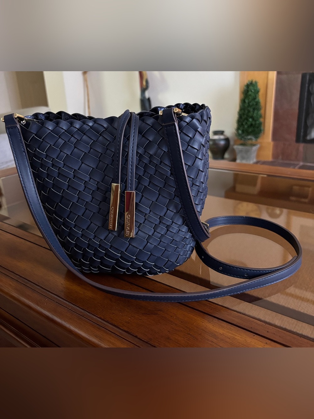 Calvin Klein Reversible Navy/Metallic Navy Woven Vegan Leather Crossbody Bag - Picture 11 of 12